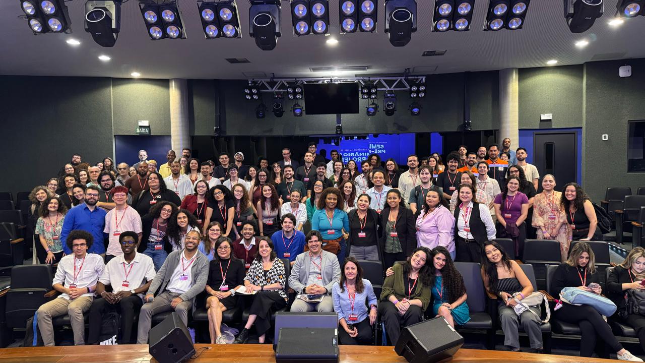 Imagem do grupo de residentes reunidos 